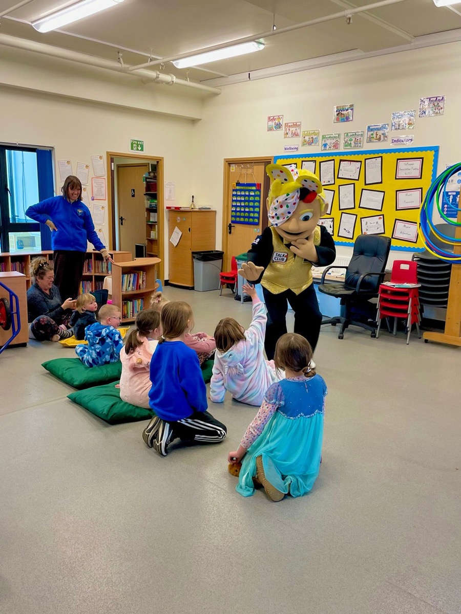 Johnny Potalot with a class in their school library